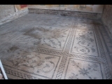 05850 ostia - regio iii - insula ix - casa delle pareti gialle (iii,ix,12) - raum 8 - fussbodenmosaik - ri osten.jpg